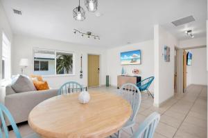 comedor y sala de estar con mesa de madera y sillas en LoKal Rental Tropical Florida destination en Fort Lauderdale