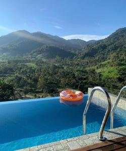 een zwembad met uitzicht op een berg bij TUAH AND KASTURI D MANGGIS JANDA BAIK PRIVATE SWIMMING POOL MAGNIFICENT HILL VIEW 2 Different unit in Bentong