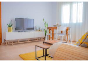 TV a/nebo společenská místnost v ubytování MojacarProperty, Apto Los Llanos