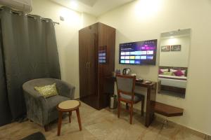 a room with a desk and a chair and a bed at Perfect Stayz Aiims - Hotel Near Aiims Rishikesh in Rishīkesh