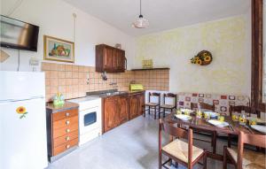 uma cozinha com uma mesa e um frigorífico branco em 2 Bedroom Beautiful Home In Sedini em Sedini