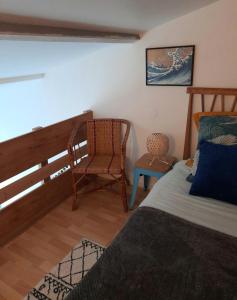 1 dormitorio con 1 cama y 1 silla en Le Stud' à Saint Pierre d'Oléron !, en Saint-Pierre-dʼOléron