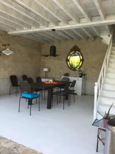 a dining room with a table and chairs at VILLA MARLISE Chambre Hôtes in Saint-Satur
