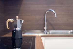 una licuadora sentada en una encimera junto a un fregadero en Glögglhof, en Appiano sulla Strada del Vino