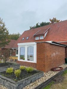 une maison en briques avec un toit rouge dans l'établissement Ferienhaus Angela, à Dankern