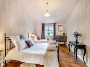 um quarto com duas camas e um sofá em Beech Tree Lodge em Willington