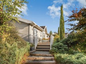 uma casa com escadas que levam a uma casa em Beech Tree Lodge em Willington