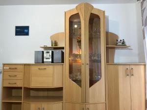 un armario de madera con puertas de cristal en la cocina en Ferienwohnung Familie Hinrichs, en Dorn-Dürkheim