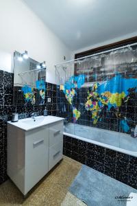 - une salle de bains avec une carte du monde sur le mur dans l'établissement Maria's Apartment, à Porto