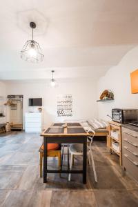 Kuchyň nebo kuchyňský kout v ubytování Apartmán ve Dvoře