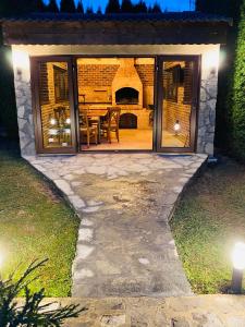 une passerelle en pierre menant à une salle à manger avec une cheminée dans l'établissement Jack Residence Busteni, à Buşteni