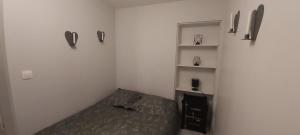 een slaapkamer met een bed in een kamer met planken bij La Fabrique in Bourg-en-Bresse