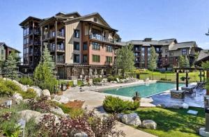 um grande edifício de apartamentos com piscina em Modern Mountain Delight em Steamboat Springs