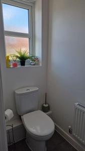 Et badeværelse på Well Furnished 3 Bedroom House in a cosy estate in Bolton