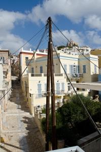 - une vue sur une rue avec des bâtiments blancs dans l'établissement Hotel Omiros, à Ermoúpoli