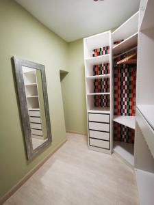 spogliatoio con specchio e armadio di Apartamento el Pilar 3 a Saragozza
