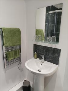 Baño blanco con lavabo y espejo en Victorian Renovation Room 5, en Liverpool