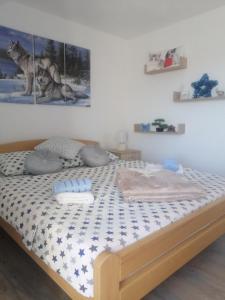 Tempat tidur dalam kamar di Apartmani NECA Zlatar