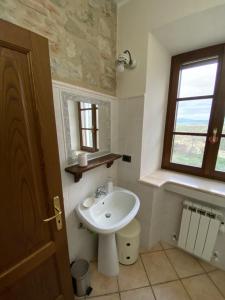 a bathroom with a sink and a window at Agriturismo Il Pozzo in Castiglione dʼOrcia