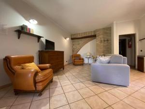 a living room with two chairs and a couch at Agriturismo Il Pozzo in Castiglione dʼOrcia