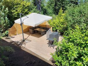 an overhead view of a patio with an umbrella at Ferienwohnung Küstenanker in Nienhagen