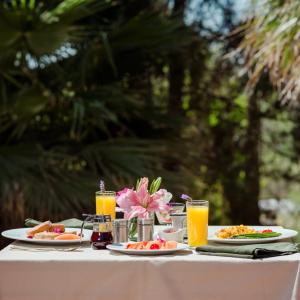 una mesa con platos de comida y bebidas. en Lila Hotel en Atotonilco