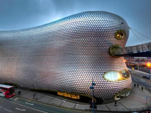 um grande edifício com um edifício com uma cabeça de baleia sobre ele em Stylish Birmingham City Centre Apartment em Birmingham