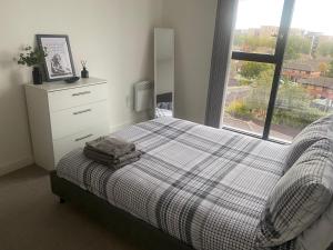 a bedroom with a bed and a window at Modern 1 Bedroom Apartment by BOLD Apartments in Liverpool