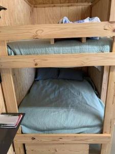 Un par de literas en una habitación de madera. en Wilderness Roost on Lake Godstone, en Jacksboro