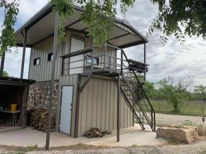 un edificio con una escalera de caracol en su lateral en Wilderness Roost on Lake Godstone, en Jacksboro