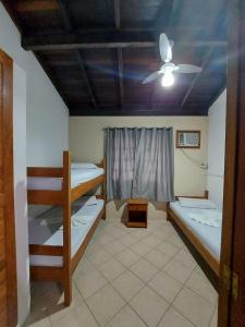 מיטה או מיטות קומותיים בחדר ב-Pousada Clara Manhã