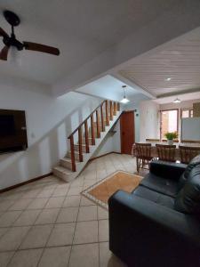 - un salon avec un canapé et une table dans l'établissement Pousada Clara Manhã, à Bombinhas