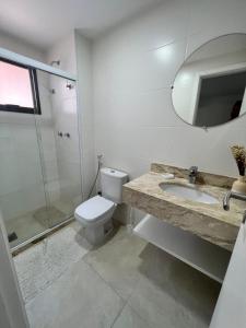 Un baño con inodoro, lavabo y ducha. en Residence club Praia dos Anjos, en Arraial do Cabo