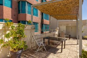 Millennium Inn Mendoza的阳台或露台