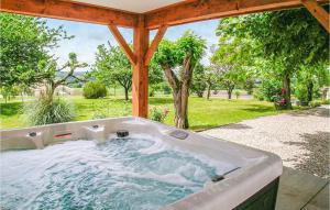 Κήπος έξω από το Lovely Home In St Aubin De Cadelech