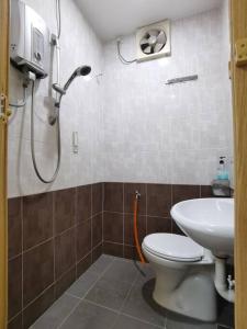 Een badkamer bij 5 Bedrooms Ipoh Homestay that can fit 10-12 persons