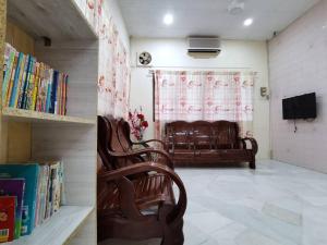 Een zitgedeelte bij 5 Bedrooms Ipoh Homestay that can fit 10-12 persons