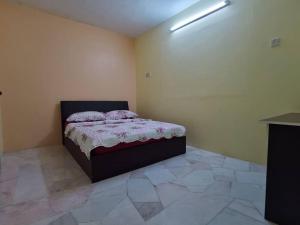 Een bed of bedden in een kamer bij 5 Bedrooms Ipoh Homestay that can fit 10-12 persons