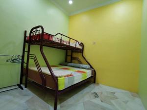 Dviaukštė lova arba lovos apgyvendinimo įstaigoje 5 Bedrooms Ipoh Homestay that can fit 10-12 persons