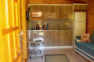 eine Küche mit einem blauen Sofa und einem Kühlschrank in der Unterkunft Öyküm apart adrasan in Kumluca
