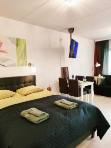 1 dormitorio con 1 cama con 2 toallas en Joutjärven Studio Apartment en Lahti