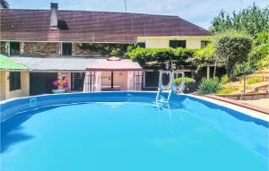 La CoquilleにあるBeautiful Apartment In La Coquille With Wifi, Private Swimming Pool And Outdoor Swimming Poolの家の前の青い大型スイミングプール