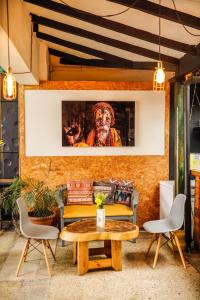 Panela Coffee Hostel في ميديلين: غرفة معيشة مع أريكة وطاولة
