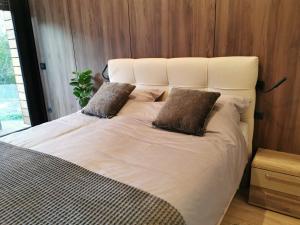 duże białe łóżko z 2 poduszkami w obiekcie EHINACEA w mieście Rtanj