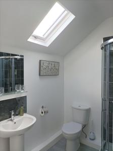 Baño blanco con aseo y lavamanos en Victorian Renovation Room 6 en Liverpool