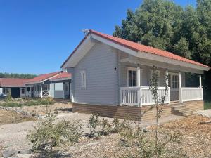 ein kleines graues Haus mit rotem Dach in der Unterkunft cottage scandinave 92 in Bourbourg