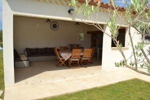 Patio alebo iná vonkajšia časť ubytovania Joli appartement au calme entre Nîmes et Avignon