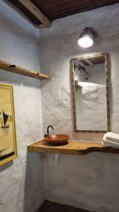 uma casa de banho com um espelho e uma tigela no balcão em Casa Namoa Pousada na Ilha de Boipeba