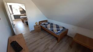 WriedelにあるFerienwohnung Steinkämpeの小さなベッドルーム(ベッド1台付)が備わる屋根裏部屋です。