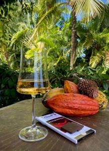 una copa de vino sentada en una mesa con un montón de fruta en Pousada Fasani, en Isla de Boipeba